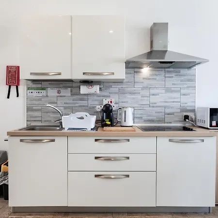W6- 1 Double Bedroom Modern Apt-Close To The Sea