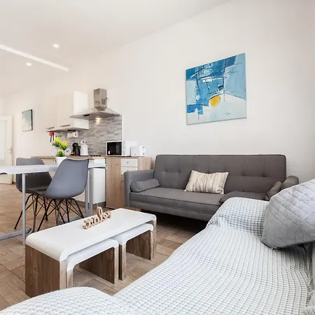 W6- 1 Double Bedroom Modern Apt-Close To The Sea