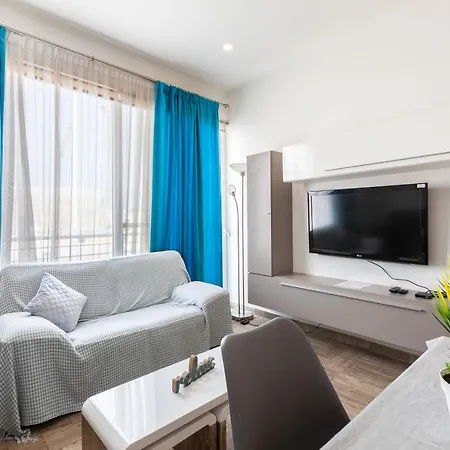 Apartment W6- 1 Double Bedroom Modern Apt-Close To The Sea